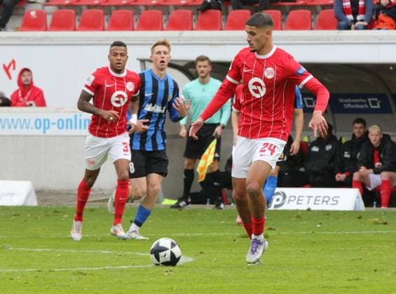 26.10.2025 xmgoodx Offenbach am Main, Sparda-Bank-Hessen Stadion - Stadion Bieberer Berg Regionalliga Saison 2025 2026 Kickers Offenbach (OFC) - SV Eintracht Trier 05 Ouassim Karada (24, OFC)