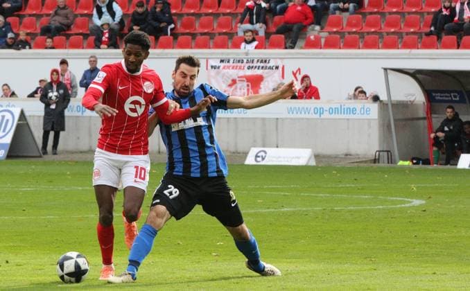 26.10.2025 xmgoodx Offenbach am Main, Sparda-Bank-Hessen Stadion - Stadion Bieberer Berg Regionalliga Saison 2025 2026 Kickers Offenbach (OFC) - SV Eintracht Trier 05 Boubacar Barry (10, OFC) gegen Christopher Spang (Trier)