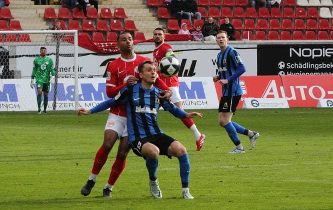 26.10.2025 xmgoodx Offenbach am Main, Sparda-Bank-Hessen Stadion - Stadion Bieberer Berg Regionalliga Saison 2025 2026 Kickers Offenbach (OFC) - SV Eintracht Trier 05 JAYSON BREITENBACH (27, OFC) gegen Sven König (Trier)
