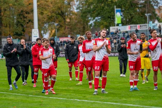 Enttäuschte Spieler von Sportfreunde Siegen nach dem Spiel vor der Gästekurve. FC Gütersloh - Sportfreunde Siegen 26.10.2025 Fussball, Regionalliga West, 13. Spieltag, GER, Heidewaldstadion, Gütersloh Copyright: MarcoxBader