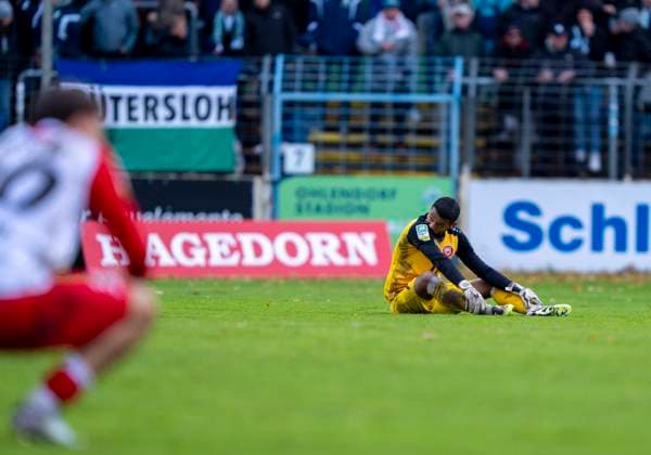 Justin Ospelt (Sportfreunde Siegen, 1) sitzt enttäuscht nach Schlusspfiff auf dem Boden FC Gütersloh - Sportfreunde Siegen 26.10.2025 Fussball, Regionalliga West, 13. Spieltag, GER, Heidewaldstadion, Gütersloh Copyright: MarcoxBader
