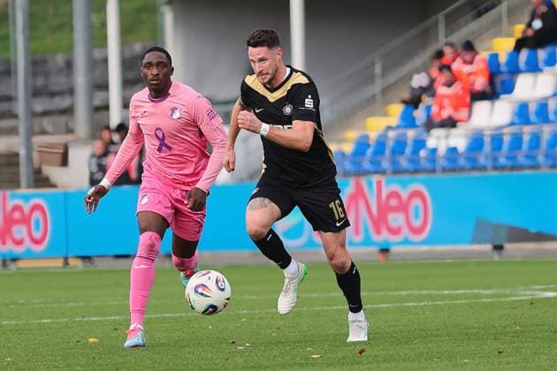 v. li. im Zweikampf, David Mokwa Ntusu (TSG Hoffenheim II, 13), Ryan Malone (FC Erzgebirge Aue, 16) GER, TSG 1899 Hoffenheim II gegen FC Erzgebirge Aue, Fussball, 3.Liga, 12.Spieltag, Spielzeit 2025 2026, 26.10.2025. (DFL DFB REGULATIONS PROHIBIT ANY USE OF PHOTOGRAPHS as IMAGE SEQUENCES and or QUASI-VIDEO). GER,TSG 1899 Hoffenheim II gegen FC Erzgebirge Aue, Fussball, 3.Liga, 12.Spieltag, Spielzeit 2025 2026, 26.10.2025. Hoffenheim Copyright: xEibner-Pressefoto JoergxHirschx EP_JHH
