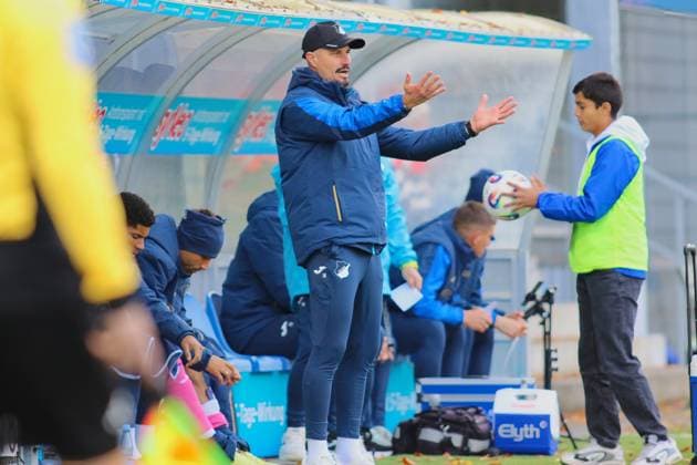 Stefan Kleineheismann (TSG Hoffenheim II, Cheftrainer) gestikuliert. GER, TSG 1899 Hoffenheim II gegen FC Erzgebirge Aue, Fussball, 3.Liga, 12.Spieltag, Spielzeit 2025 2026, 26.10.2025. (DFL DFB REGULATIONS PROHIBIT ANY USE OF PHOTOGRAPHS as IMAGE SEQUENCES and or QUASI-VIDEO). GER,TSG 1899 Hoffenheim II gegen FC Erzgebirge Aue, Fussball, 3.Liga, 12.Spieltag, Spielzeit 2025 2026, 26.10.2025. Hoffenheim Copyright: xEibner-Pressefoto JoergxHirschx EP_JHH