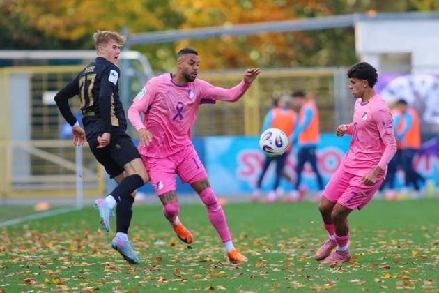 v. li. im Zweikampf, Paul Seidel (FC Erzgebirge Aue, 37), Ruben Reisig (TSG Hoffenheim II, 17), Ayoube Amaimouni Echghouyab (TSG Hoffenheim II, 7). GER, TSG 1899 Hoffenheim II gegen FC Erzgebirge Aue, Fussball, 3.Liga, 12.Spieltag, Spielzeit 2025 2026, 26.10.2025. (DFL DFB REGULATIONS PROHIBIT ANY USE OF PHOTOGRAPHS as IMAGE SEQUENCES and or QUASI-VIDEO). GER,TSG 1899 Hoffenheim II gegen FC Erzgebirge Aue, Fussball, 3.Liga, 12.Spieltag, Spielzeit 2025 2026, 26.10.2025. Hoffenheim Copyright: xEibner-Pressefoto JoergxHirschx EP_JHH