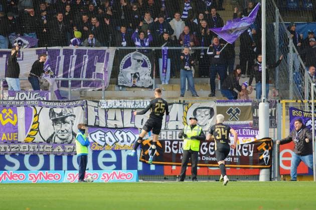 Freut sich über das Tor , Tristan Zobel (FC Erzgebirge Aue, 25) GER, TSG 1899 Hoffenheim II gegen FC Erzgebirge Aue, Fussball, 3.Liga, 12.Spieltag, Spielzeit 2025 2026, 26.10.2025. (DFL DFB REGULATIONS PROHIBIT ANY USE OF PHOTOGRAPHS as IMAGE SEQUENCES and or QUASI-VIDEO). Jubel, Freude, Emotion, Torjubel, Torschuetze, Torschütze, GER,TSG 1899 Hoffenheim II gegen FC Erzgebirge Aue, Fussball, 3.Liga, 12.Spieltag, Spielzeit 2025 2026, 26.10.2025. Hoffenheim Copyright: xEibner-Pressefoto JoergxHirschx EP_JHH