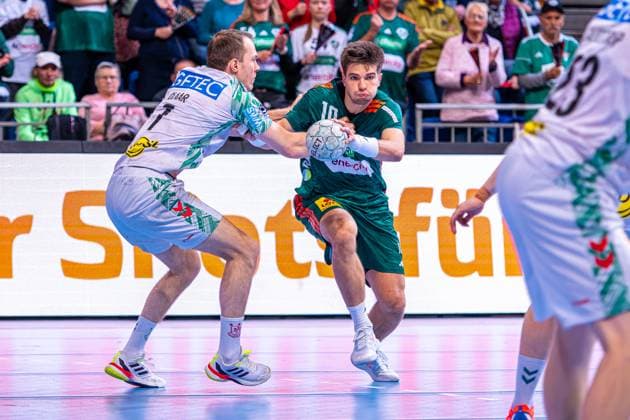 Felix Claar (SC Magdeburg, Nr. 7) Renars Uscins (TSV Hannover-Burgdorf, Nr. 10) (v.l.), TSV Hannover-Burgdorf (grün) gegen SC Magdeburg (weiß) am 10. Spieltag der Saison 2025 2026 in der DAIKIN Handball-Bundesliga (26.10.2025, ZAG Arena (Hannover, GER), Copyright: xJanxGuentherx xTSVxHannover-Burgdorfx