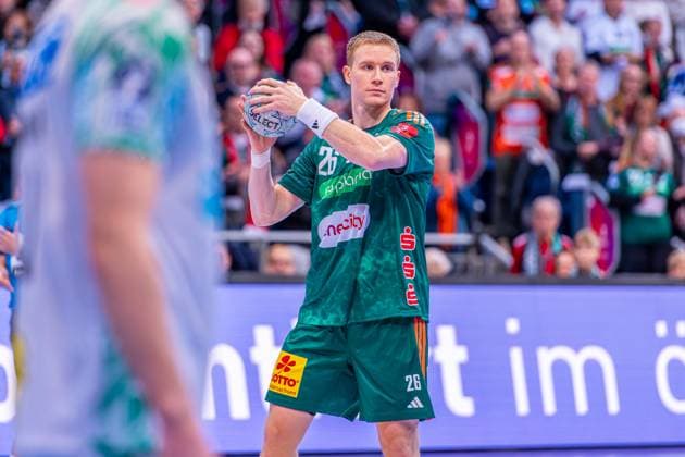 Jonathan Edvardsson (TSV Hannover-Burgdorf, Nr. 26) (v.l.), TSV Hannover-Burgdorf (grün) gegen SC Magdeburg (weiß) am 10. Spieltag der Saison 2025 2026 in der DAIKIN Handball-Bundesliga (26.10.2025, ZAG Arena (Hannover, GER), Copyright: xJanxGuentherx xTSVxHannover-Burgdorfx