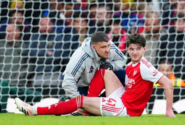 Declan Rice of Arsenal suffers a late injury Arsenal v Crystal Palace, Premier League, Football, Emirates Stadium, London, UK - 26 Oct 2025London Emirates Stadium United Kingdom EDITORIAL USE ONLY No use with unauthorised audio, video, data, fixture lists, club league logos or live services. Online in-match use limited to 120 images, no video emulation. No use in betting, games or single club league player publications. Copyright: xJavierxGarcia Shutterstockx 15593463r