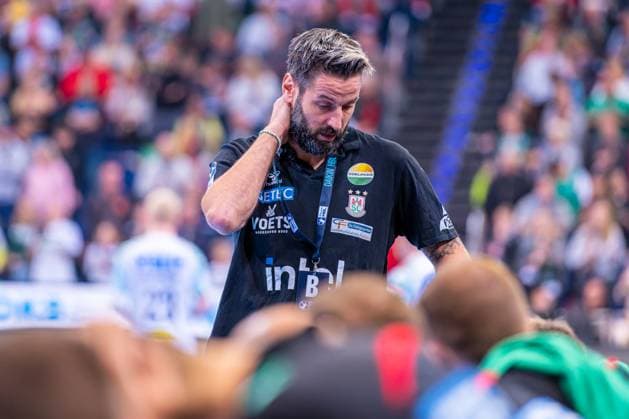 Bennet Wiegert (SC Magdeburg, Trainer) (v.l.), TSV Hannover-Burgdorf (grün) gegen SC Magdeburg (weiß) am 10. Spieltag der Saison 2025 2026 in der DAIKIN Handball-Bundesliga (26.10.2025, ZAG Arena (Hannover, GER), Copyright: xJanxGuentherx xTSVxHannover-Burgdorfx