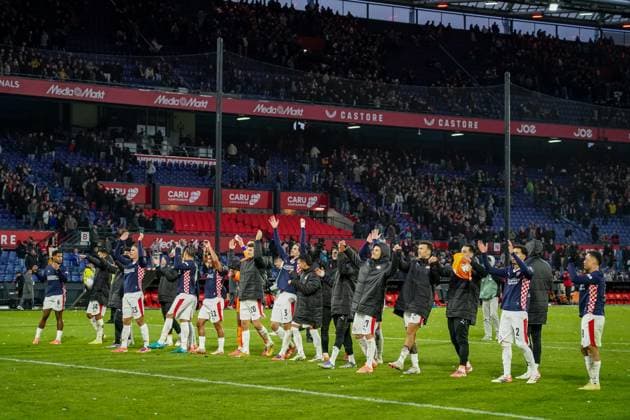 2025-10-26 Feyenoord v PSV - Dutch Eredivisie ROTTERDAM, NETHERLANDS - OCTOBER 26: Ryan Flamingo of PSV, Ismael Saibari of PSV, Guus Til of PSV, Jerdy Schouten of PSV, Sergino Dest of PSV, Ricardo Pepi of PSV, Joey Veerman of PSV, Armando Obispo of PSV, Yarek Gasiorowski of PSV, Anass Salah-Eddine of PSV, Dennis Man of PSV, Ivan Perisic of PSV thanking fans for their support during the Dutch Eredivisie match between Feyenoord and PSV at Stadion Feijenoord on October 26, 2025 in Rotterdam, Netherlands. Rotterdam Stadion Feijenoord Netherlands Content not available for redistribution in The Netherlands directly or indirectly through any third parties. Copyright: xJorisxVerwijstx