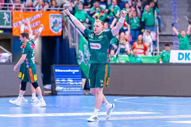 Justus Fischer (TSV Hannover-Burgdorf, Nr. 54) (v.l.), TSV Hannover-Burgdorf (grün) gegen SC Magdeburg (weiß) am 10. Spieltag der Saison 2025 2026 in der DAIKIN Handball-Bundesliga (26.10.2025, ZAG Arena (Hannover, GER), Copyright: xJanxGuentherx xTSVxHannover-Burgdorfx