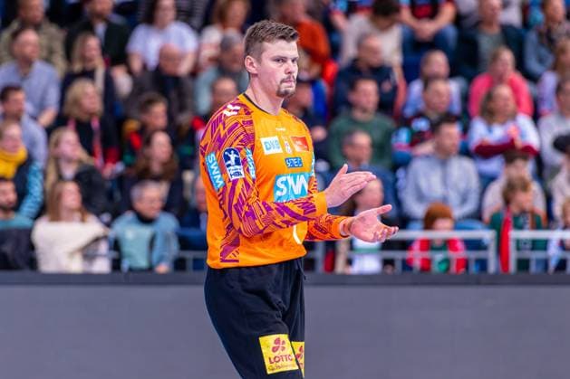 Sergey Hernandez Ferrer (SC Magdeburg, Nr. 1) (v.l.), TSV Hannover-Burgdorf (grün) gegen SC Magdeburg (weiß) am 10. Spieltag der Saison 2025 2026 in der DAIKIN Handball-Bundesliga (26.10.2025, ZAG Arena (Hannover, GER), Copyright: xJanxGuentherx xTSVxHannover-Burgdorfx