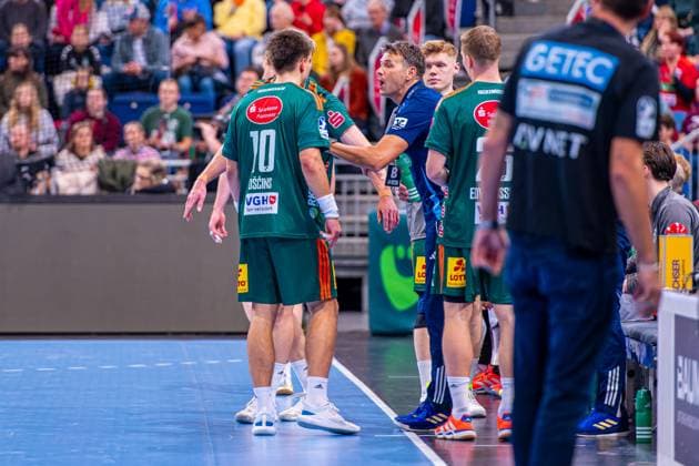 Christian Prokop (TSV Hannover-Burgdorf, Trainer) (v.l.), TSV Hannover-Burgdorf (grün) gegen SC Magdeburg (weiß) am 10. Spieltag der Saison 2025 2026 in der DAIKIN Handball-Bundesliga (26.10.2025, ZAG Arena (Hannover, GER), Copyright: xJanxGuentherx xTSVxHannover-Burgdorfx