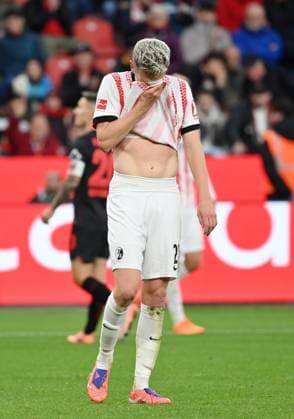 Matthias Ginter (SC Freiburg) 26.10.2025, Fussball 1. Bundesliga, Saison 2025 2026, 8. Spieltag, Bayer 04 Leverkusen - SC Freiburg DFL regulations prohibit any use of photographs as image sequences and or quasi-video Leverkusen BayArena Nordrhein Westfalen Deutschland