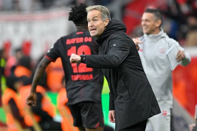 Leverkusen, Bayarena, 26.10.25, GER, Herren, 1.Bundesliga, Saison 2025-2026, Bayer 04 Leverkusen - SC Freiburg Bild: Trainer Kasper HJULMNAND (Leverkusen) Schlussjubel, Emotion, Freude Only for editorial use! DFL regulations prohibit any use of photographs as image sequences and or quasi-video. Nordrhein-Westfalen Deutschland