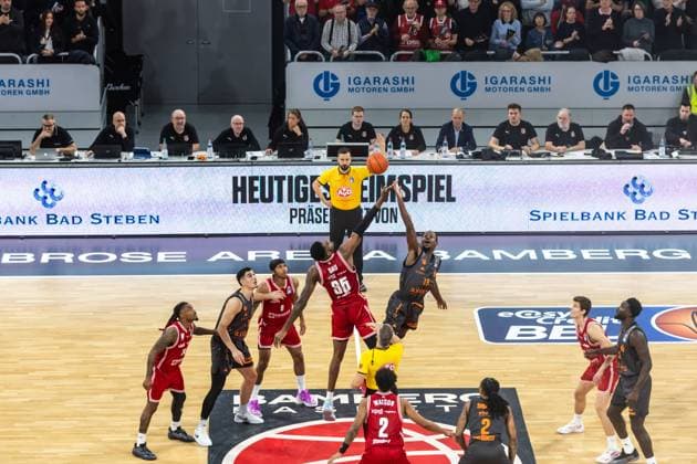 GER, easy-Credit Basketball-Bundesliga, BMA365 Bamberg Baskets - Niners Chemnitz. 26.10.2025, BROSE Arena, Bamberg, GER, easy-Credit Basketball-Bundesliga, BMA365 Bamberg Baskets - Niners Chemnitz. Tipp off, Ejiofor Onu (BMA365 Bamberg Baskets, 35), Ty Brewer (Niners Chemnitz, 15) Foto Alexander Trienitz Bamberg BROSE Arena Bayern Deutschland