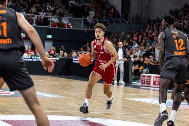 GER, easy-Credit Basketball-Bundesliga, BMA365 Bamberg Baskets - Niners Chemnitz. 26.10.2025, BROSE Arena, Bamberg, GER, easy-Credit Basketball-Bundesliga, BMA365 Bamberg Baskets - Niners Chemnitz. Zachary Ensminger (BMA365 Bamberg Baskets, 1) Foto Alexander Trienitz Bamberg BROSE Arena Bayern Deutschland
