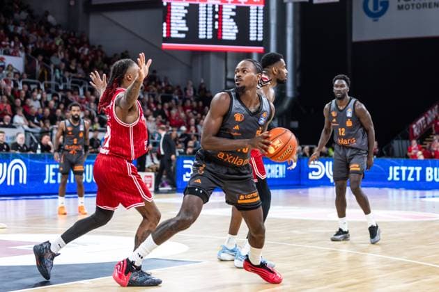 GER, easy-Credit Basketball-Bundesliga, BMA365 Bamberg Baskets - Niners Chemnitz. 26.10.2025, BROSE Arena, Bamberg, GER, easy-Credit Basketball-Bundesliga, BMA365 Bamberg Baskets - Niners Chemnitz. Ty Brewer (Niners Chemnitz, 15) Foto Alexander Trienitz Bamberg BROSE Arena Bayern Deutschland