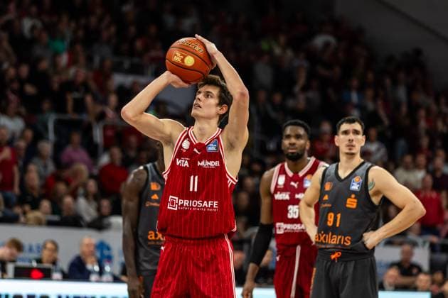GER, easy-Credit Basketball-Bundesliga, BMA365 Bamberg Baskets - Niners Chemnitz. 26.10.2025, BROSE Arena, Bamberg, GER, easy-Credit Basketball-Bundesliga, BMA365 Bamberg Baskets - Niners Chemnitz. Richard Balint (BMA365 Bamberg Baskets, 11) bei einem Freiwurf Foto Alexander Trienitz Bamberg BROSE Arena Bayern Deutschland