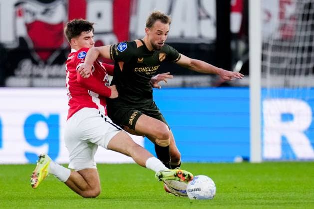 2025-10-26 AZ Alkmaar v FC Utrecht - Dutch Eredivisie ALKMAAR, NETHERLANDS - OCTOBER 26: Wouter Goes of AZ Alkmaar battles for possession with David Min of FC Utrecht prior to the Dutch Eredivisie match between AZ Alkmaar and FC Utrecht at AFAS Stadion on October 26, 2025 in Alkmaar, Netherlands. Alkmaar AFAS Stadion Netherlands Content not available for redistribution in The Netherlands directly or indirectly through any third parties. Copyright: xEdxvanxdexPolx