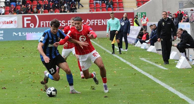 26.10.2025 xmgoodx Offenbach am Main, Sparda-Bank-Hessen Stadion - Stadion Bieberer Berg Regionalliga Saison 2025 2026 Kickers Offenbach (OFC) - SV Eintracht Trier 05 Frederik Rahn (Trier) gegen Ouassim Karada (24, OFC)