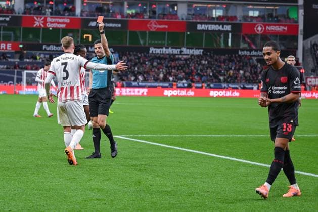 26.10.2025, Fussball, 1. Bundesliga, 8. Spieltag Saison 2025 2026, Bayer Leverkusen - SC Freiburg, Gelb-Rote Karte für Philipp Lienhart (SC Freiburg) xRHR-FOTO TKx Copyright: RHR-FOTOx RHR-FOTO TK