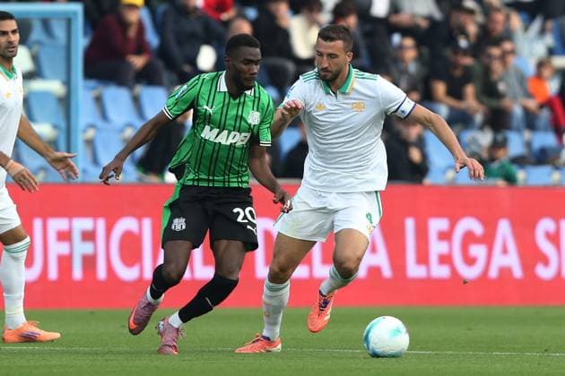 Sassuolo s Alieu Fader ight for the ball with Roma s Bryan Cristante during the Serie A soccer match between Sassuolo and Roma at the Mapei Stadium Citta™ del Tricolore in Reggio Emilia - Sunday, October 26, 2025. - Soccer .  Copyright: xGiannixSantandrea LaPressex