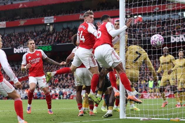 Arsenal v Crystal Palace 26 October 2025 London - Premier League Football - Arsenal v Crystal Palace - Gabriel of Arsenal collides with a goal post as he heads the ball wide from close range, watched by Viktor Gyokeres of Arsenal - (Photo by Mark Leech). London UK Copyright: xMarkxLeechxOffside