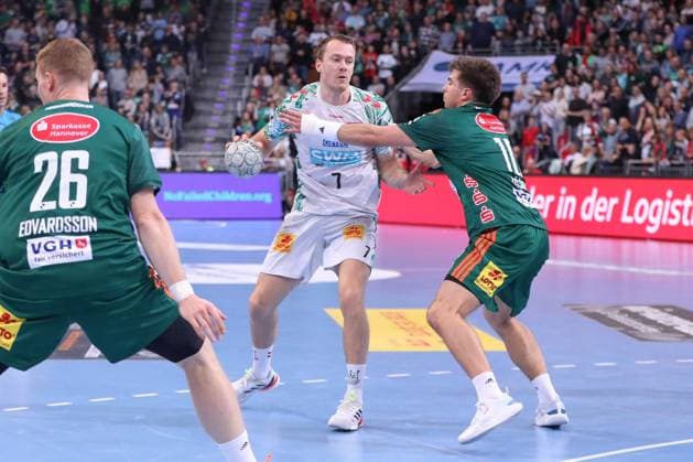 26.10.2025, xgox, Handball - Daikin HBL, TSV Hannover-Burgdorf - SC Magdeburg emspor, v.l. Felix Claar (Magdeburg, 7), Renars Uscins (Hannover, 10) Zweikampf, Duell, Kampf, tackle Hannover