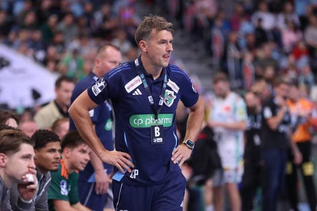 26.10.2025, xgox, Handball - Daikin HBL, TSV Hannover-Burgdorf - SC Magdeburg emspor, v.l. Christian Prokop (Hannover, Trainer) nachdenklich Hannover