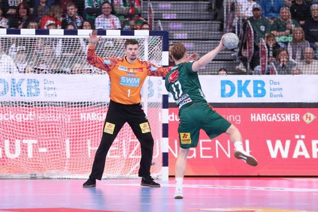 26.10.2025, xgox, Handball - Daikin HBL, TSV Hannover-Burgdorf - SC Magdeburg emspor, v.l. Sergey Hernandez Ferrer (Magdeburg, 1) beim Siebenmeter gegen August Baskar Pedersen (Hannover, 17) Hannover