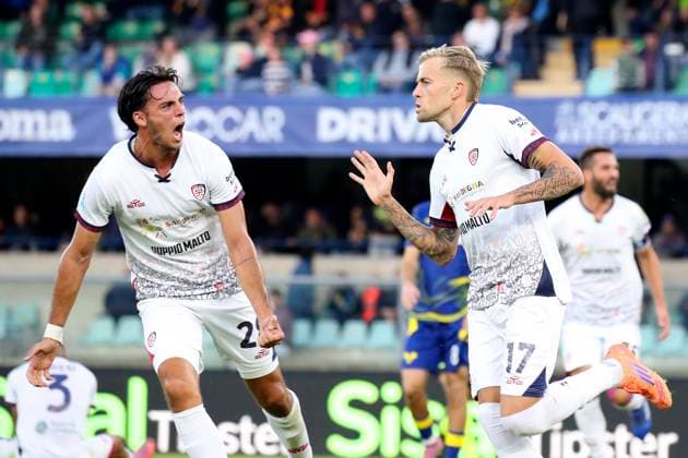 Cagliari s Mattia Felici celebration goal 2-2 during the Serie A soccer match between Hellas Verona and Cagliari at the Bentegodi Stadium in Verona, north west Italy - Sunday , October 26, 2025. - Soccer .  Copyright: xPaolaxGarbuio Lapressex