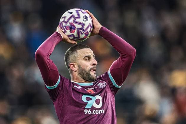 Premier League Wolverhampton Wanderers v Burnley Kyle Walker of Burnley prepares to take a throw in during the Premier League match Wolverhampton Wanderers vs Burnley at Molineux, Wolverhampton, United Kingdom, 26th October 2025 (Photo by Mark Cosgrove News Images) Wolverhampton Molineux West Midlands United Kingdom Copyright: xMarkxCosgrove NewsxImagesx
