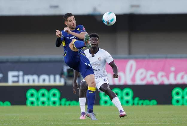 October 26, 2025, Verona, ITALY: Hellas Verona s Roberto Gagliardini in action during the Italian Serie A soccer match Hellas Verona vs Cagliari Calcio at Stadio Marcantonio Bentegodi in Verona, Italia, 26 October 2025. .ANSA EMANUELE PENNACCHIO. Soccer: Serie A; Hellas Verona Vs Cagliari Calcio  - ZUMAa110 20251026_zaf_a110_034 Copyright: xEmanuelexPennacchiox