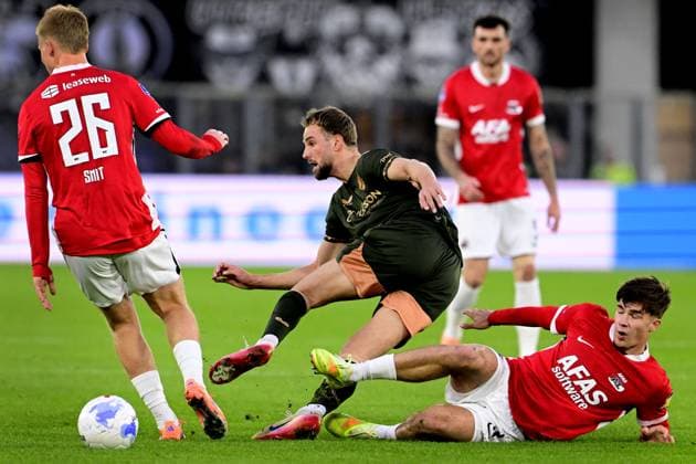 ALKMAAR - David Min of FC Utrecht and Wouter Goes of AZ during the Dutch Eredivisie match between AZ Alkmaar and FC Utrecht at the AFAS Stadium on October 23, 2025, in Alkmaar, Netherlands. ANP OLAF KRAAK Eredivisie 2025-2026 xVIxANPxSportx xxANPxIVx 540373034 originalFilename: 540373034.jpg