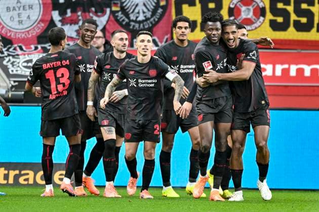 Edmond Tapsoba (Leverkusen 12) jubelt nach dem Tor zum 2:0 mit der Mannschaft 26.10.2025 Fussball Bayer Leverkusen vs SC Freiburg, BayArena, Leverkusen, DFB DFL REGULATIONS PROHIBIT ANY USE OF PHOTOGRAPHS AS IMAGE SEQUENCES AND OR QUASI-VIDEO