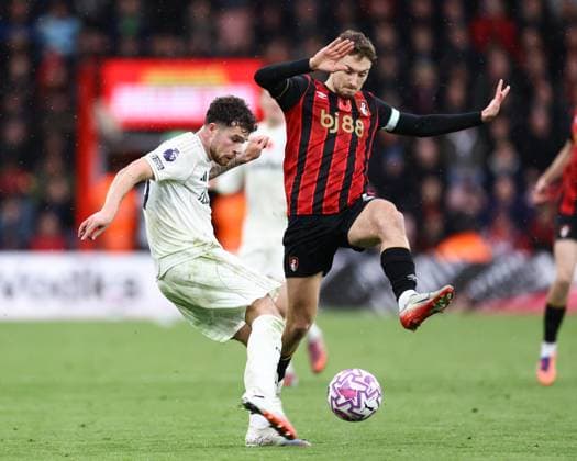 Bournemouth v Nottingham Forest 26 October 2025, Bournemouth - Premier League Football - Bournemouth v Nottingham Forest - Neco Williams of Nottingham Forest and David Brooks of Bournemouth - Photo: Jacques Feeney Offside. Bournemouth UK Copyright: xJacquesxFeeneyx xOffsidexOffside