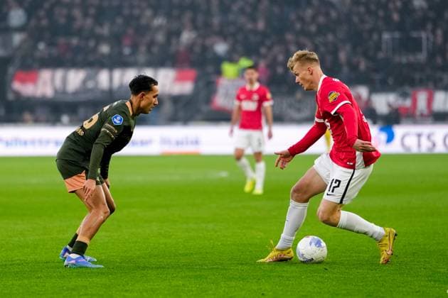 2025-10-26 AZ Alkmaar v FC Utrecht - Dutch Eredivisie ALKMAAR, NETHERLANDS - OCTOBER 26: Isak Jensen of AZ Alkmaar runs with the ball during the Dutch Eredivisie match between AZ Alkmaar and FC Utrecht at AFAS Stadion on October 26, 2025 in Alkmaar, Netherlands. Alkmaar AFAS Stadion Netherlands Content not available for redistribution in The Netherlands directly or indirectly through any third parties. Copyright: xEdxvanxdexPolx