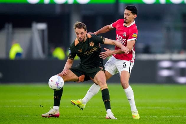 2025-10-26 AZ Alkmaar v FC Utrecht - Dutch Eredivisie ALKMAAR, NETHERLANDS - OCTOBER 26: David Min of FC Utrecht battles for possession with Alexandre Penetra of AZ Alkmaar during the Dutch Eredivisie match between AZ Alkmaar and FC Utrecht at AFAS Stadion on October 26, 2025 in Alkmaar, Netherlands. Alkmaar AFAS Stadion Netherlands Content not available for redistribution in The Netherlands directly or indirectly through any third parties. Copyright: xEdxvanxdexPolx