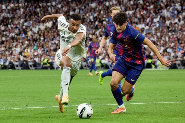 Kylian Mbappe of Real Madrid CF and Pau Cubarsi of FC Barcelona, Barca Real Madrid v Barcelona, La Liga, Football, Estadio Santiago Bernabeu, Madrid, Spain - 26 Oct 2025Madrid Spain  Copyright: xRubenxAlbarran Shutterstockx 15613300au