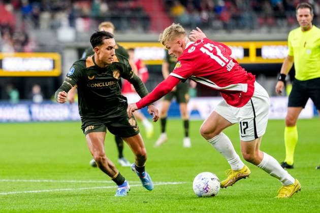 2025-10-26 AZ Alkmaar v FC Utrecht - Dutch Eredivisie ALKMAAR, NETHERLANDS - OCTOBER 26: Miliano Jonathans of FC Utrecht battles for possession with Isak Jensen of AZ Alkmaar during the Dutch Eredivisie match between AZ Alkmaar and FC Utrecht at AFAS Stadion on October 26, 2025 in Alkmaar, Netherlands. Alkmaar AFAS Stadion Netherlands Content not available for redistribution in The Netherlands directly or indirectly through any third parties. Copyright: xEdxvanxdexPolx