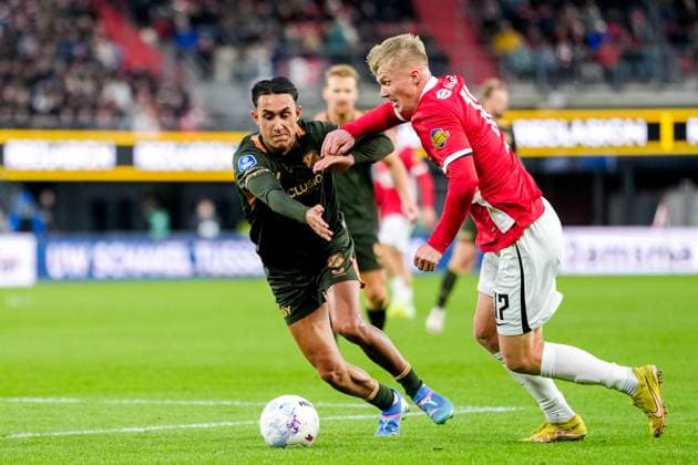 2025-10-26 AZ Alkmaar v FC Utrecht - Dutch Eredivisie ALKMAAR, NETHERLANDS - OCTOBER 26: Miliano Jonathans of FC Utrecht battles for possession with Isak Jensen of AZ Alkmaar during the Dutch Eredivisie match between AZ Alkmaar and FC Utrecht at AFAS Stadion on October 26, 2025 in Alkmaar, Netherlands. Alkmaar AFAS Stadion Netherlands Content not available for redistribution in The Netherlands directly or indirectly through any third parties. Copyright: xEdxvanxdexPolx