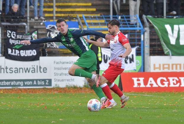26.10.2025, GER, Fussball, Regionalliga West, Saison 2025 2026, 13. Spieltag, Ohlendorf Stadion im Heidewald, Gütersloh FC Gütersloh - SF Siegen 3 : 2 Aleksandar Kandic (FC Gütersloh, links) gegen Ömer Berke Tokac (SF Siegen) Marcel Rotthaus (links), Aktion, Duell, Zweikampf