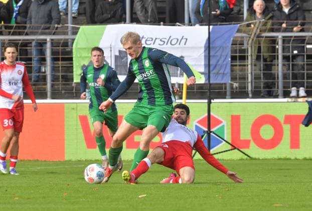 26.10.2025, GER, Fussball, Regionalliga West, Saison 2025 2026, 13. Spieltag, Ohlendorf Stadion im Heidewald, Gütersloh FC Gütersloh - SF Siegen 3 : 2 Luis Frieling (FC Gütersloh, links) gegen Hamza Saghiri (SF Siegen) Marcel Rotthaus (links), Aktion, Duell, Zweikampf