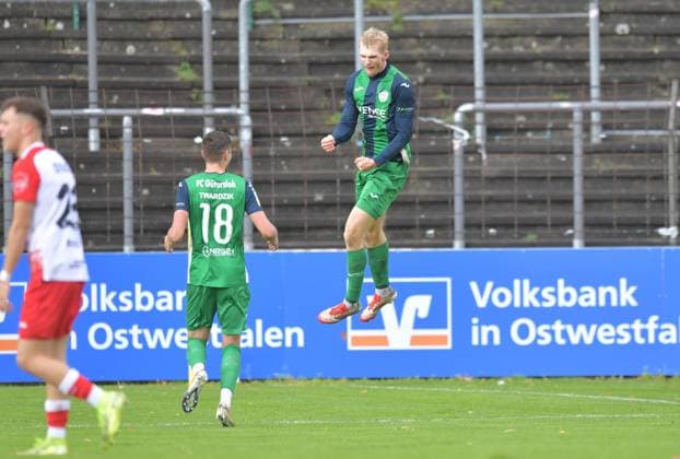 26.10.2025, GER, Fussball, Regionalliga West, Saison 2025 2026, 13. Spieltag, Ohlendorf Stadion im Heidewald, Gütersloh FC Gütersloh - SF Siegen 3 : 2 Tor-Jubel FC Gütersloh: Patrik Twardzik und Torschütze Luis Frieling (beide FC Gütersloh, v.L.), Aktion, Einzelbild, Quer, Mimik, Gestik, Jubel, jubeln, Freude, freuen