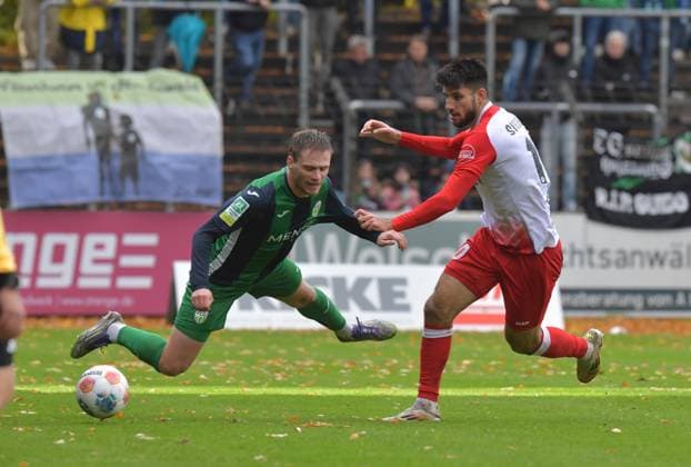26.10.2025, GER, Fussball, Regionalliga West, Saison 2025 2026, 13. Spieltag, Ohlendorf Stadion im Heidewald, Gütersloh FC Gütersloh - SF Siegen 3 : 2 Jan Lukas Liehr (FC Gütersloh, links) gegen Cagatay Kader (SF Siegen) Marcel Rotthaus (links), Aktion, Duell, Zweikampf