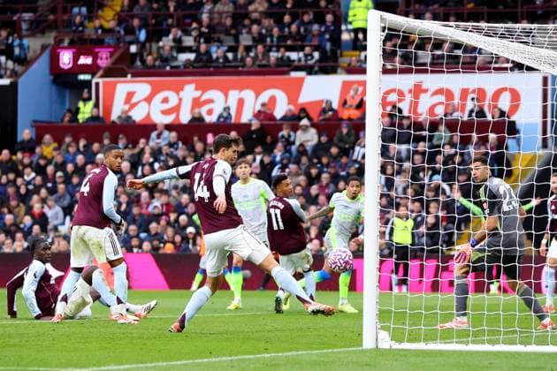 Aston Villa v Manchester City - Premier League Pau Torres of Aston Villa deflects a shot from Savinho of Manchester City past the post during the Premier League match between Aston Villa and Manchester City at Villa Park on October 26, 2025 in Birmingham, England. Birmingham Villa Park England United Kingdom Copyright: xEdxSykes Sportsphoto APLx 14139726