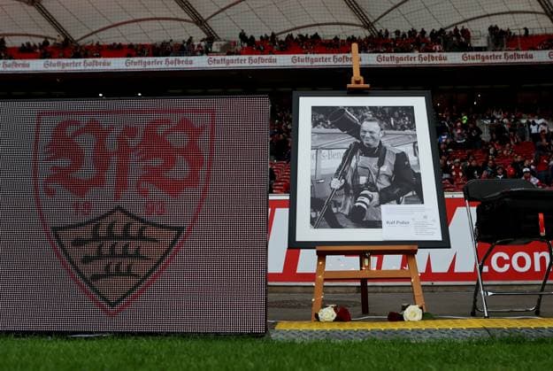 Stuttgart, Bundesliga Fußball VfB Stuttgart vs. 1. FSV Mainz 05, Feature, aufgestelltes Bild mit Blumen, Lichterkette und Grabkerzen für den am 14. Oktober 2025 verstorbenen Sportfotografen Ralf Poller Gemäß den Vorgaben der DFL Deutschen Fußball Liga ist es untersagt, in dem Stadion und oder vom Spiel angefertigte Fotoaufnahmen in Form von Sequenzbildern und oder videoähnlichen Fotostrecken zu verwerten bzw. verwerten zu lassen. *** Stuttgart, Bundesliga soccer VfB Stuttgart vs 1 FSV Mainz 05, feature, set up picture with flowers, fairy lights and grave candles for sports photographer Ralf Poller, who died on October 14, 2025 In accordance with the regulations of the DFL German Football League, it is prohibited to use or have used photographs taken in the stadium and or of the match in the form of sequential images and or video-like photo series
