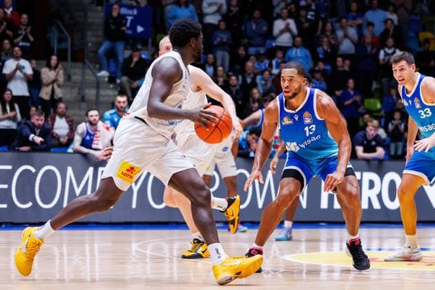 easycredit BBL, Frankfurt Skyliners - Syntainics MBC, 26.10.2025 Khyri Thomas (SYNTAINICS MBC, 0) mit Ball gegen Jaedon LeDee (Frankfurt Skyliners, 13) Spiel der easycredit BBL easycredit BBL, Frankfurt Skyliners - Syntainics MBC; am 5. Spieltag der Saison 25 26 in der Süwag Energie ARENA am 26.10.2025 Copyright: xBEAUTIFULxSPORTS Hahnex