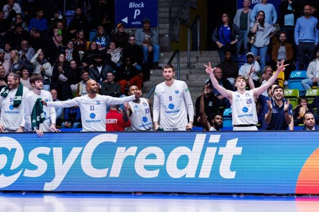 easycredit BBL, Frankfurt Skyliners - Syntainics MBC, 26.10.2025 Die Bank der Gäste feiert einen Dreier Spiel der easycredit BBL easycredit BBL, Frankfurt Skyliners - Syntainics MBC; am 5. Spieltag der Saison 25 26 in der Süwag Energie ARENA am 26.10.2025 Copyright: xBEAUTIFULxSPORTS Hahnex